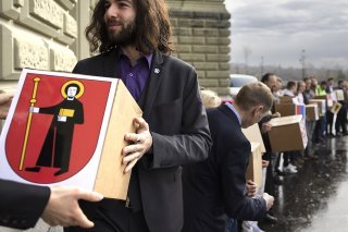 La remise des signatures contre la Loi Covid le 30 mars dernier à la Chancellerie fédérale, avec en tête des référendaires le président du mouvement Mass-Voll, Nicolas Rimoldi.